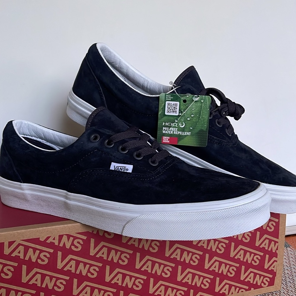 Vans WMNS Era Pig Suede Nine Iron
VN0005UEBYD
Sneakers - Picture 6 of 16